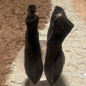NWOT BLACK SUEDE BELLA VITA DANIELLE BOOTIES